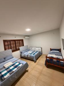 una camera con due letti e un divano in esso di Pousada São Gabriel - M&M a São Gabriel