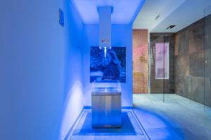 una habitación con un busto de una mujer en la pared en Domus de Janas Rooms Gonnesa, en Gonnesa 89 fotos más