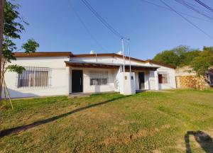 een huis met een grasveld ervoor bij Los Fresnitos in Villa Lía