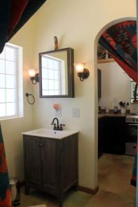 bagno con lavandino e specchio a parete di The Barn House a Eureka Springs