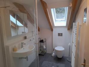 Delfinia : حمام مع حوض ومرحاض