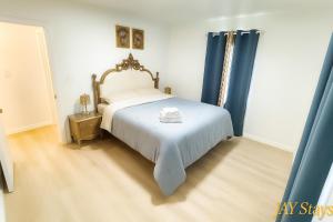 Una cama o camas en una habitación de Newly renovated, warm home with 4 bedrooms, 14 miles from Disney