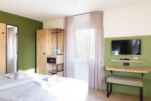 Postel nebo postele na pokoji v ubytování Land-gut-Hotel Waldesruh + 40 fotografií