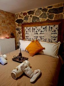 Кровать или кровати в номере STONE of KAMARIZA