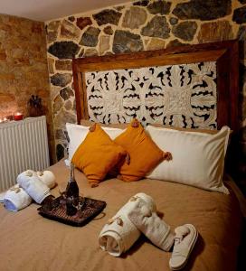 Кровать или кровати в номере STONE of KAMARIZA