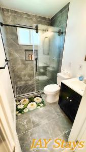 Un baño de Newly renovated, warm home with 4 bedrooms, 14 miles from Disney