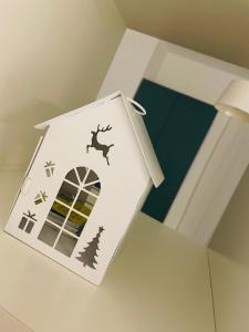 un libro con l'immagine di un cervo in una finestra di Casina Baglio a Taranto