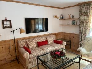 Χώρος καθιστικού στο 2,5 Zimmer Wohnung mit Bergblick in Engadin