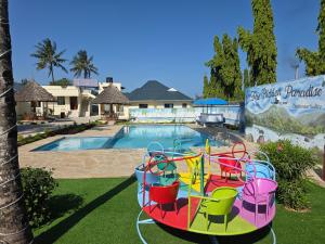 eine bunte Wasserrutsche vor einem Pool in der Unterkunft The Hidden Paradise in Mombasa