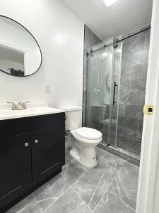 Un baño de Newly renovated, warm home with 4 bedrooms, 14 miles from Disney 11 fotos más