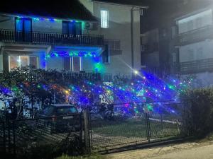 Apartman Struga في ستروغا: منزل عليه انوار عيد الميلاد