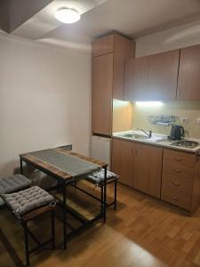 uma pequena cozinha com uma mesa e uma bancada em Pod strechou Kysúc em Oščadnica