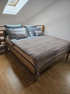 uma cama grande com almofadas num quarto em Pod strechou Kysúc em Oščadnica