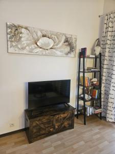 uma sala de estar com uma TV de tela plana na parede em Pod strechou Kysúc em Oščadnica