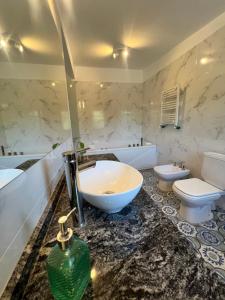 Et badeværelse på La piu Bella + 15 billeder