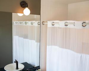 Koupelna v ubytování The Oxbow Hotel + 30 fotografií