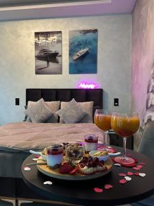 un vassoio di cibo su un tavolo con due bevande di Aura Spa Herne Premium a Herne