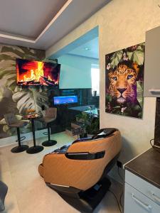 un soggiorno con un dipinto di tigre sul muro di Aura Spa Herne Premium a Herne