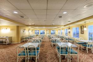 A restaurant or other place to eat at Branson Towers Hotel