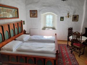 a bedroom with two beds and a window at Burg Liebenstein in Kamp-Bornhofen