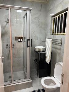 Sazeesha Apartments في ندولا: حمام مع دش ومرحاض +14 صورة