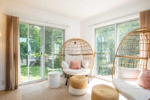 O grădină în afara Sunroom Spacious Deck 8 Mins to Mayflower Beach