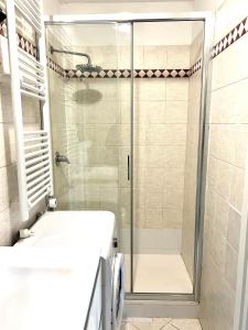 een badkamer met een douche en een witte wastafel bij My Home in Milaan
