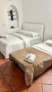 twee bedden naast elkaar in een kamer bij My Home in Milaan