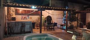 een zwembad in een huis met een tafel en stoelen bij Cantinho da paz in Gravatá