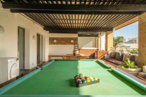 Billardbord på Noga 2BR Suite Apartments