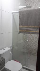 een badkamer met toilet en glazen douche bij Cantinho da paz in Gravatá