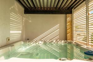 Swimmingpoolen hos eller tæt på Noga 2BR Suite Apartments