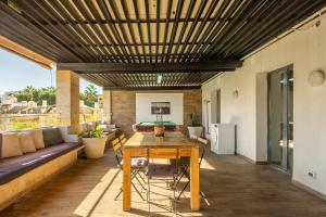 Et opholdsområde på Noga 2BR Suite Apartments