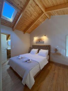 Postel nebo postele na pokoji v ubytování Δρυάδες Suites 2