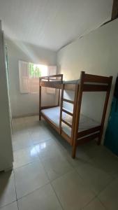 een kamer met een stapelbed en een raam bij Nunes stay in Prado +1 foto