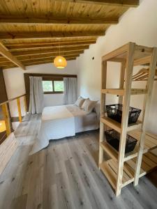 ein Schlafzimmer mit einem Bett und einem Bücherregal in der Unterkunft Cabañas en Valeria del Mar in Carilo