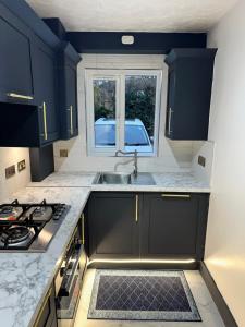 Kuchyň nebo kuchyňský kout v ubytování Modern 2 Bedroom House Near London City Airport, Excel, O2 & DLR with FREE Parking & Privet Entrance