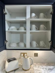 Příslušenství pro přípravu čaje a kávy v ubytování Modern 2 Bedroom House Near London City Airport, Excel, O2 & DLR with FREE Parking & Privet Entrance