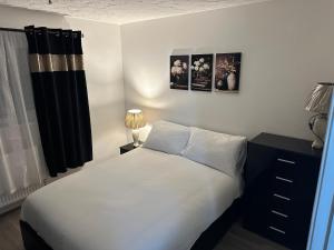 Postel nebo postele na pokoji v ubytování Modern 2 Bedroom House Near London City Airport, Excel, O2 & DLR with FREE Parking & Privet Entrance