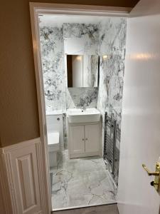 Koupelna v ubytování Modern 2 Bedroom House Near London City Airport, Excel, O2 & DLR with FREE Parking & Privet Entrance + 21 fotografií