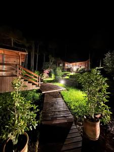 un sentiero di legno in un giardino di notte di Quinta Terra Sagrada a Urubici