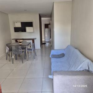 Casa de Condomínio Privativo في فورتاليزا: غرفة معيشة بها طاولة وأريكة +10 صور