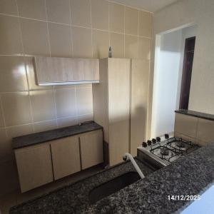 Casa de Condomínio Privativo في فورتاليزا: مطبخ صغير مع موقد و كونتر توب