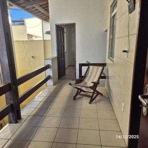 Casa de Condomínio Privativo في فورتاليزا: كرسي على شرفة المنزل