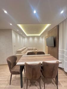 een eetkamer met een tafel en stoelen bij MB Apartmani Kopaonik in Kopaonik