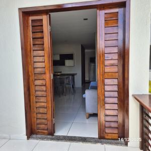 Casa de Condomínio Privativo في فورتاليزا: باب يؤدي إلى غرفة مع غرفة معيشة