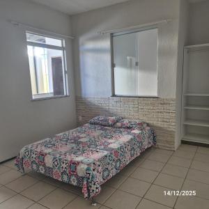 Casa de Condomínio Privativo في فورتاليزا: غرفة نوم بها سرير ومرآة