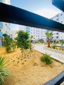 uitzicht op een park met bomen en gebouwen bij Dar awina in Bin Rhilouf