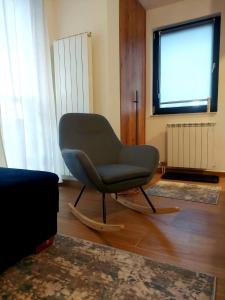 ein grüner Stuhl in einem Wohnzimmer in der Unterkunft Bianca in Jahorina