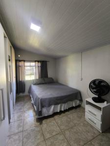 Giường trong phòng chung tại Foz do Iguaçu Casa Aconchegante